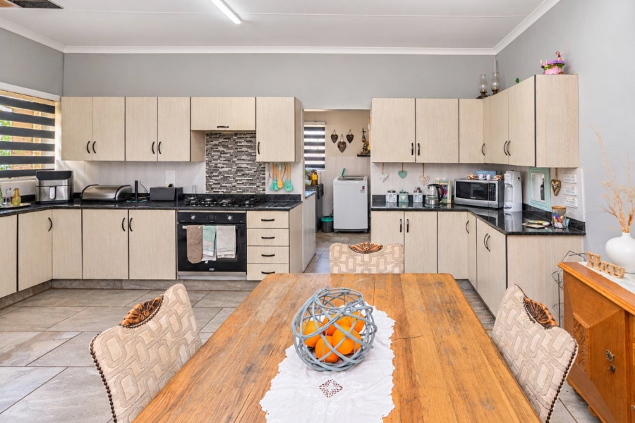 5 Bedroom Property for Sale in Melodie North West